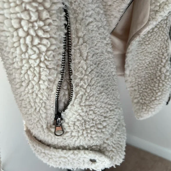 ASTR the Label Brooklyn Faux Fur Moto Jacket in Ivory Size Small Pre-Loved - Picture 11 of 13